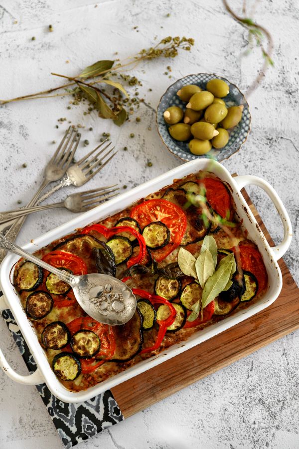 Moussaka grecque traditionnelle au four