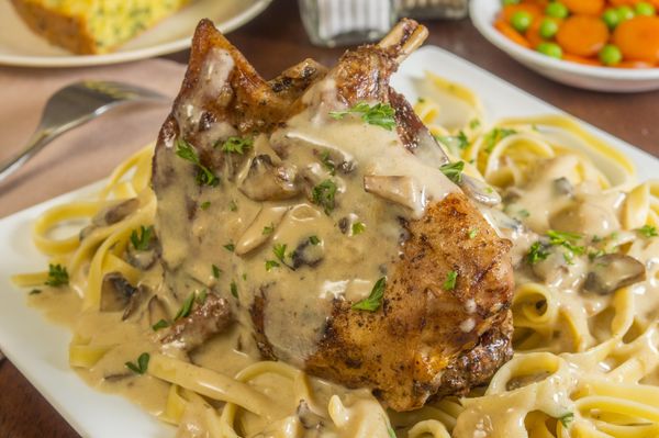 Lapin à la moutarde maison servi avec une sauce crémeuse